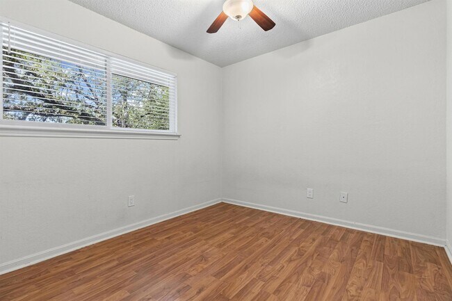 Building Photo - 8113 Baywood Dr