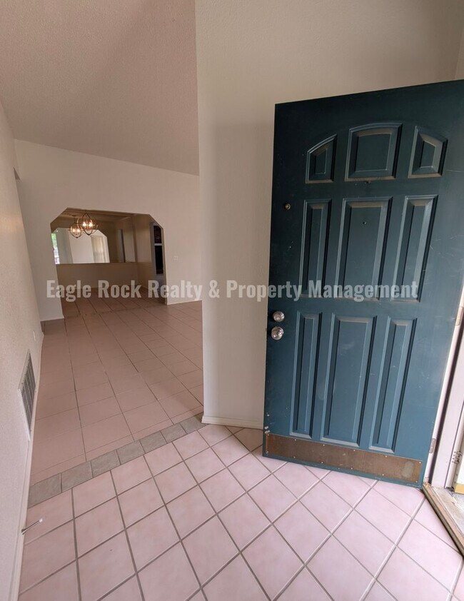 Building Photo - 1304 N Umbrella Ave