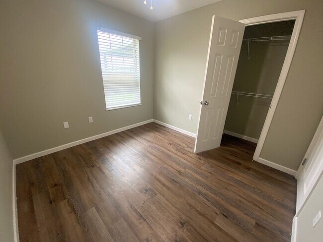 Building Photo - 899 Hampton Lane