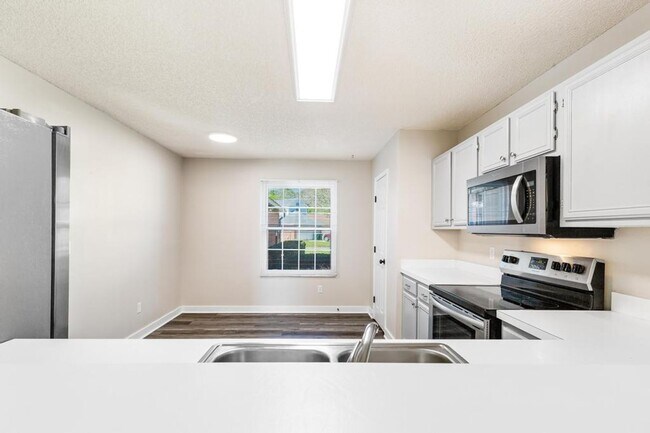 Building Photo - Charming Waterfront Home in Southside
