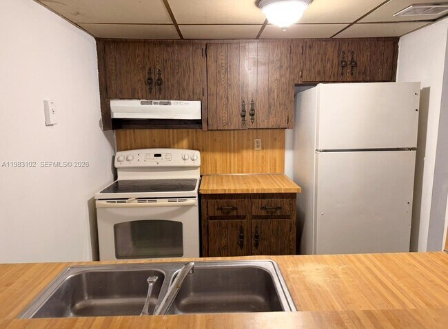 Building Photo - 13390 NE 7th Ave