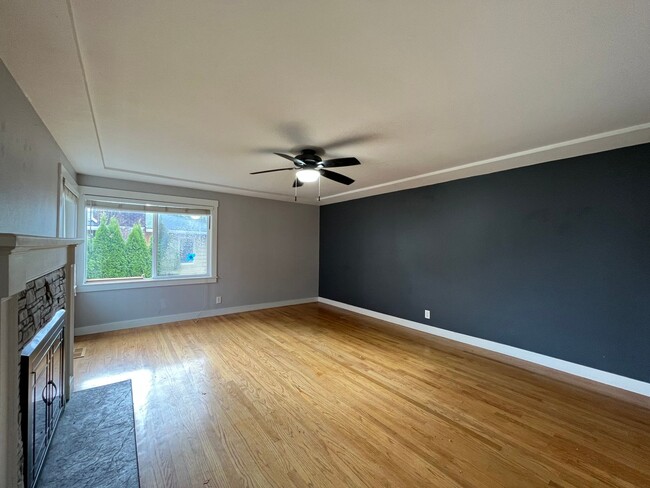 Building Photo - Charming 2 Bed 1 Ba House in Gladstone - Garage, Washer and Dryer, Landscaping Including!