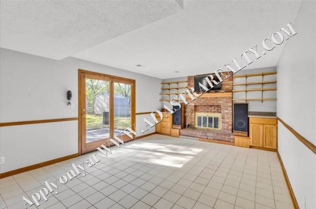Building Photo - Beautiful 4 Bed 2 Bath Home in Olathe-Available in JULY!!