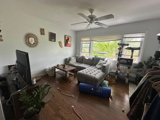 Building Photo - 4022 N Avers Ave