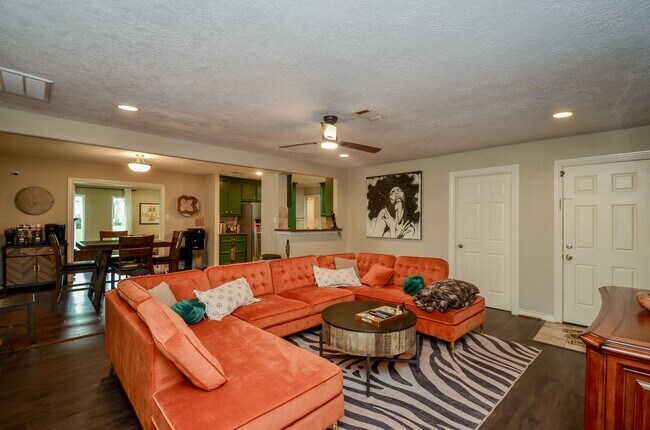 Building Photo - 4315 Fernwood Dr