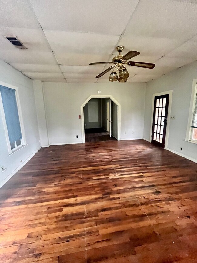 Building Photo - Beautiful 3/2 Farmhouse on Acreage