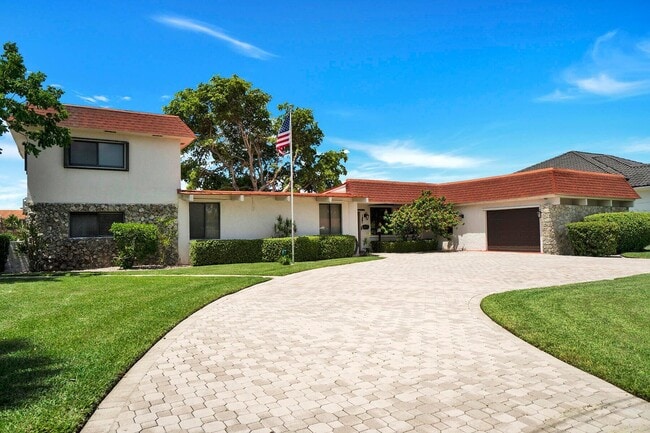 Building Photo - 1901 N Riverside Dr