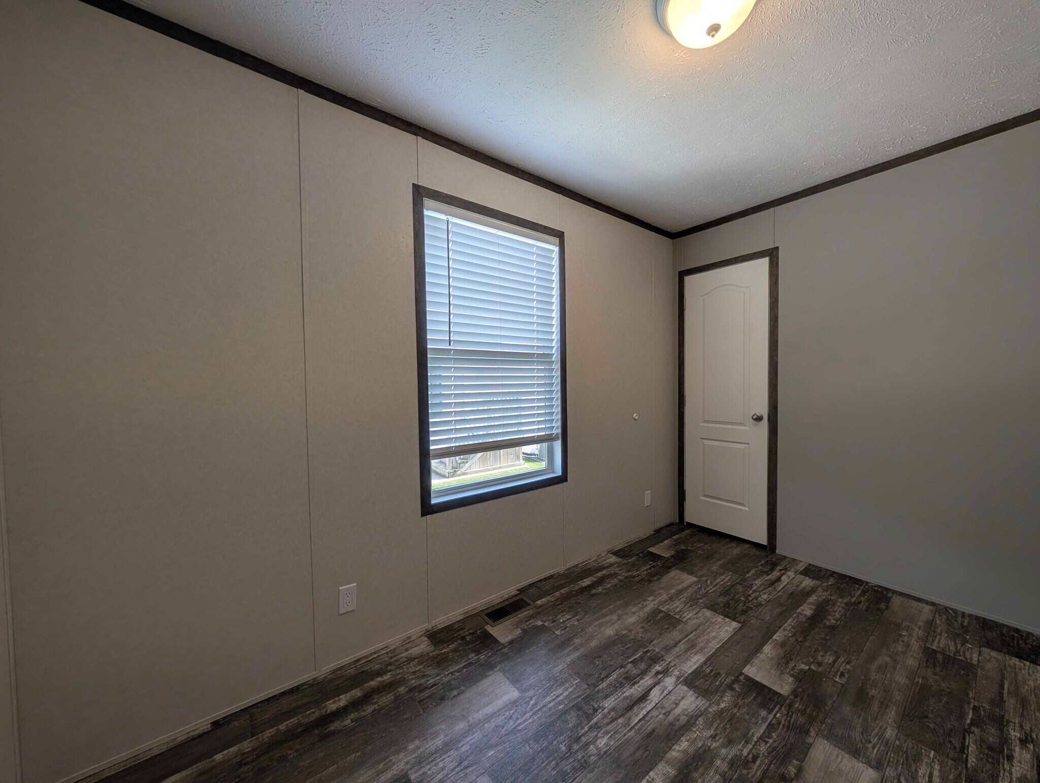 Building Photo - 38055 Leverette Ave