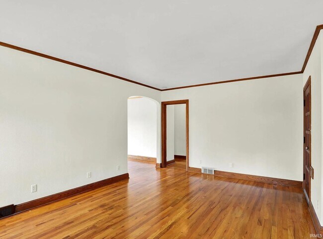 Building Photo - 916 E Maxwell Ln