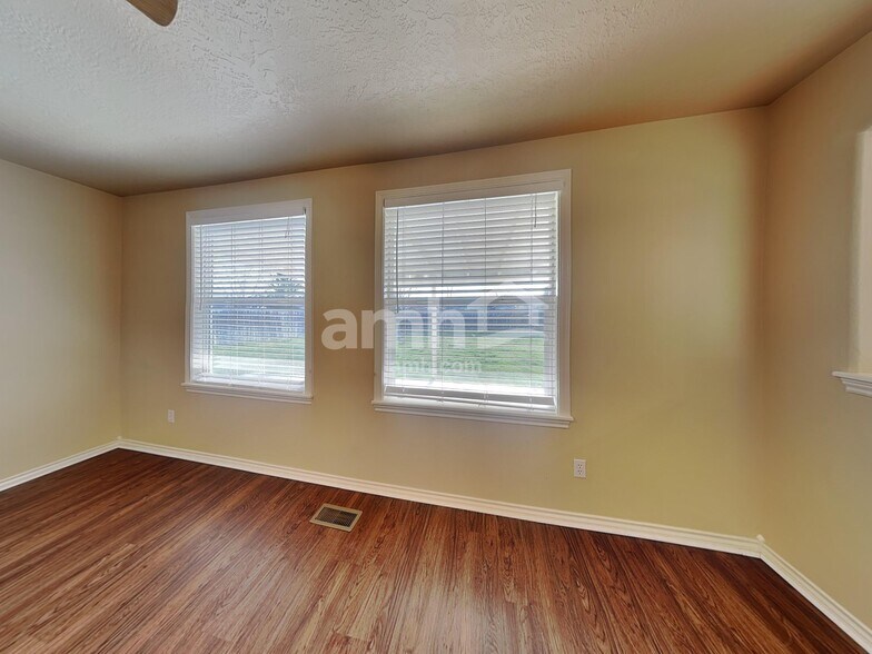 Building Photo - 956 S Wild Yucca Ave