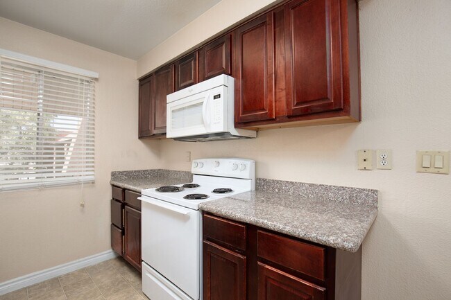 Building Photo - Guard gated SW community with easy Strip a...