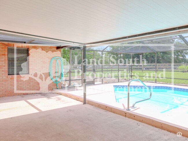 Building Photo - 2190 Belaire Dr