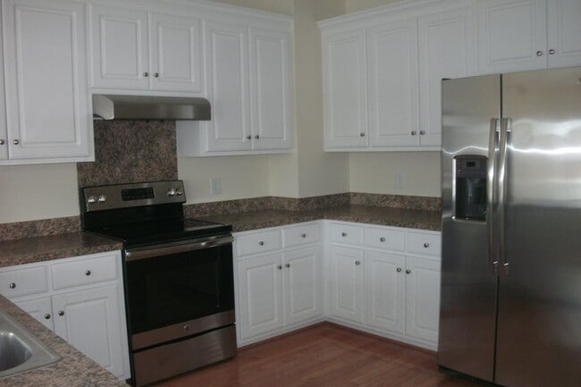 Building Photo - Freshly Painted Large Townhome