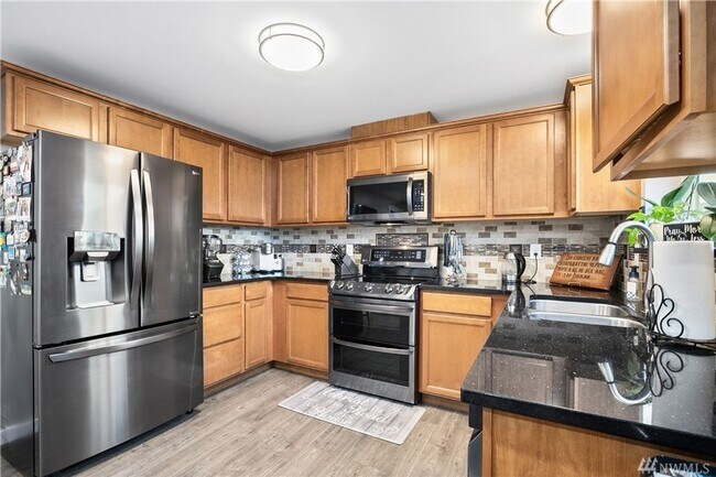 Building Photo - Beautiful 2 bed 2 bath house