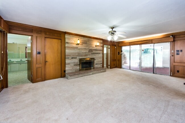 Building Photo - "Charming 3-Bedroom Oasis with 2 Full Baths – Spacious 2,295 Sq Ft Home in Charlotte's Heart!"