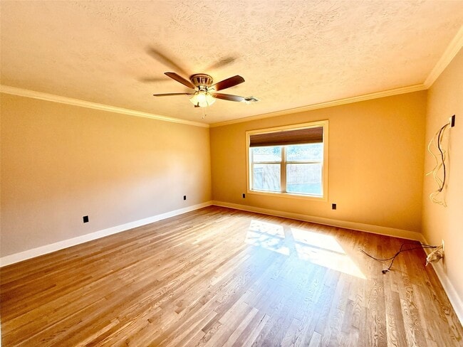 Building Photo - 305 W Tom Green St