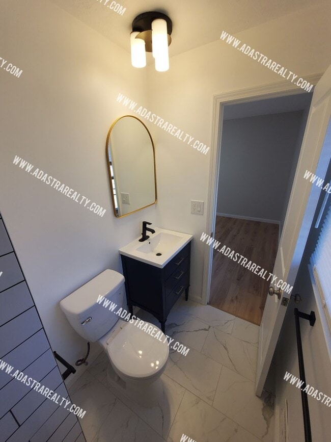 Building Photo - Absolutley Beautiful 4 Bedroom 2.5 Bath Overland Park Home-Available NOW!!