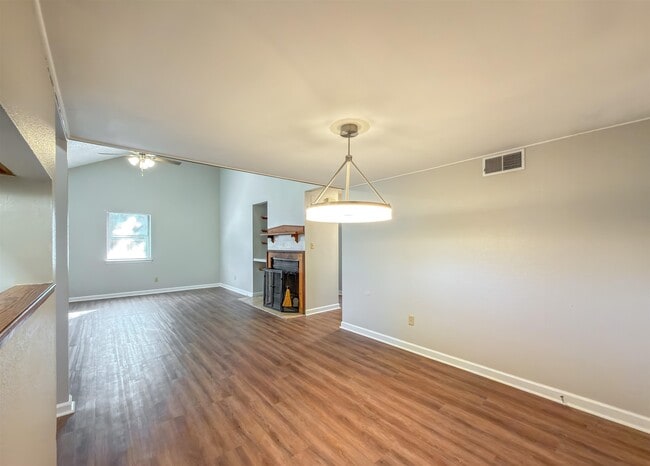 Building Photo - 1556 Twin Lakes Cir