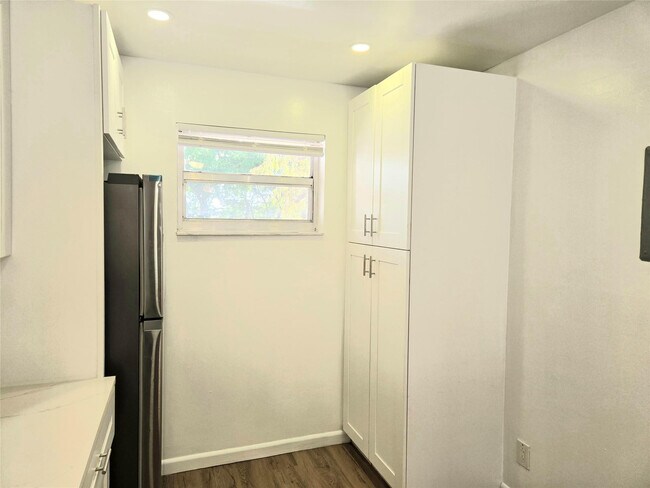 Building Photo - 1100 NW 87th Ave