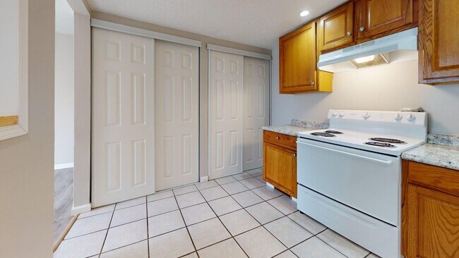 Building Photo - Elyria - updated 2 bedroom/1 bath townhouse.