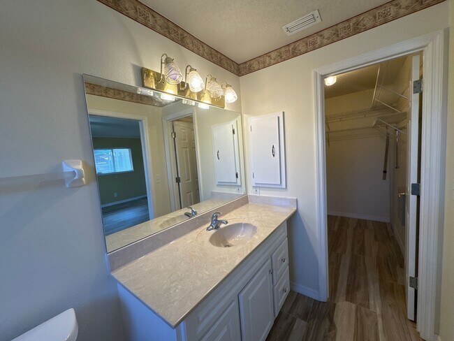 Building Photo - Beautiful Pool Home In Great Location!