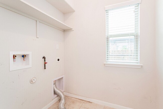 Building Photo - 605 Allenscreek Way-