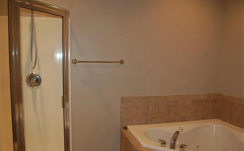 Building Photo - 8 Lagaree Ct