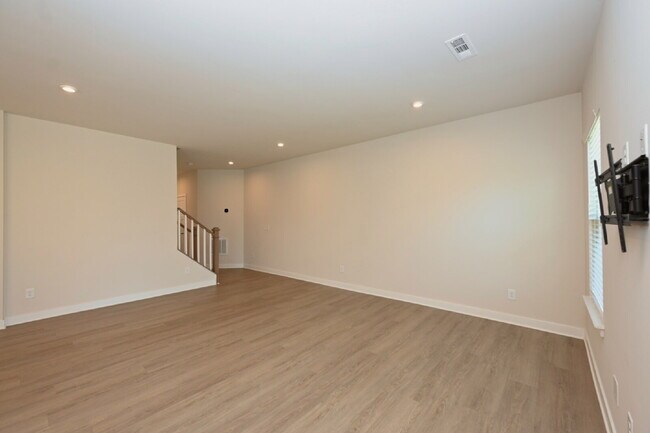 Building Photo - Updated Gallatin Townhome | 3BR + Garage, W/D Included