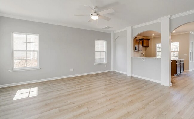 Building Photo - Spacious 5-Bedroom Home with Modern Finishes in Prime Elgin Location