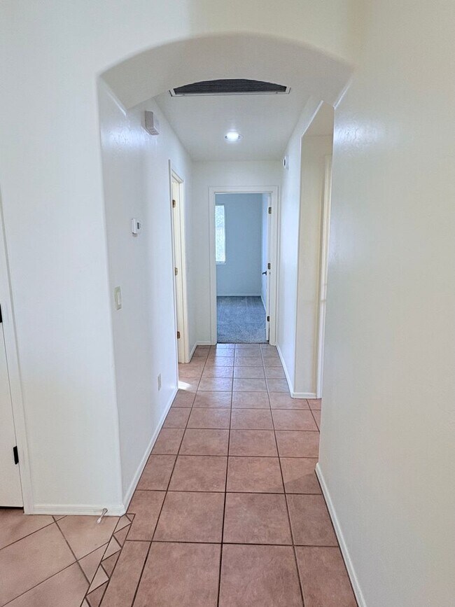 Building Photo - *AVAILABLE NOW* Gorgeous 3 bed/2 bath home in private gated Tanque Verde community!!!