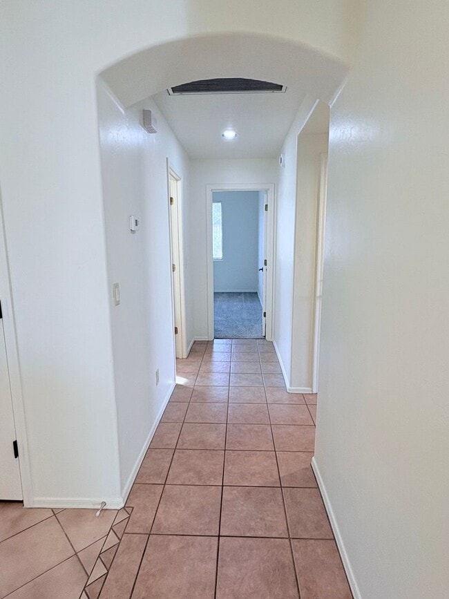 Building Photo - *AVAILABLE NOW* Gorgeous 3 bed/2 bath home...