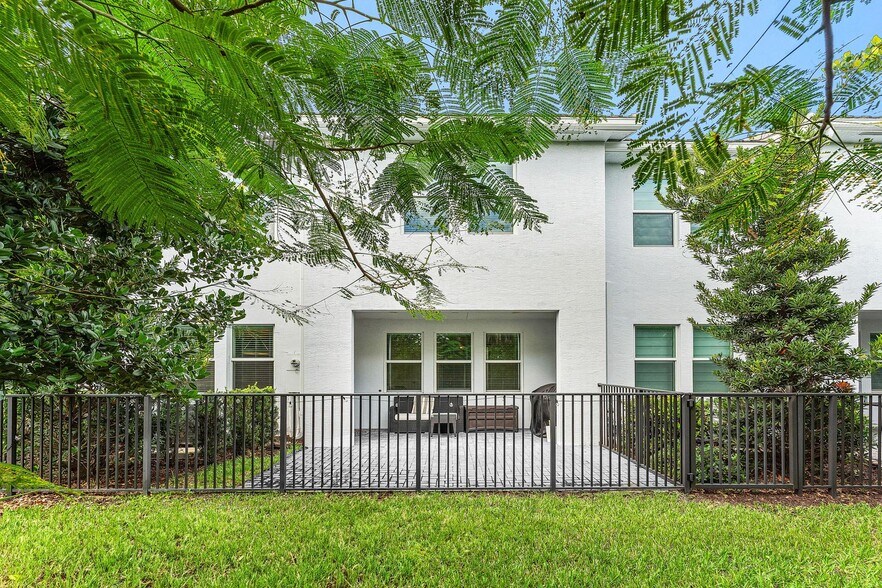 Building Photo - 16280 Oakview Dr