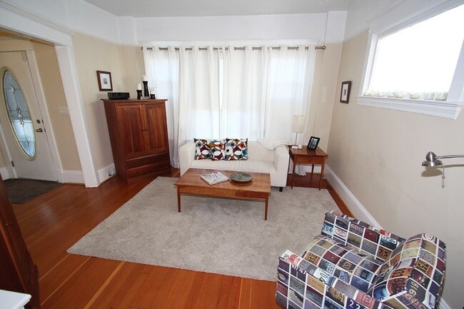 Building Photo - NICELY MAINTAINED 4 BED QUEENE ANNE HOME FOR RENT W GARAGE!