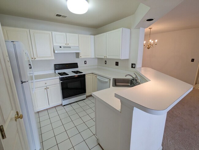 Building Photo - Beautifully maintained ground level condo in Germantown ready by mid April!