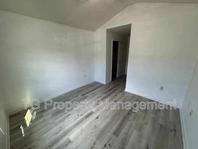 Building Photo - 6798 Roundleaf Dr