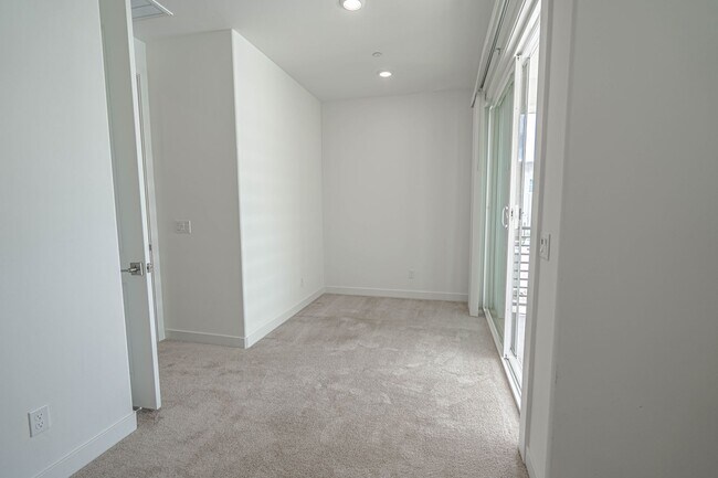 Building Photo - 3-Bedroom Home with Solar Panels & Smart Home Features in Valencia!