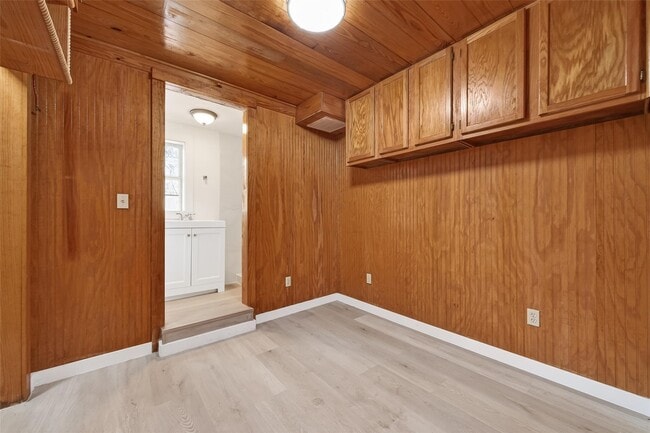 Building Photo - 815 Brooks Ave