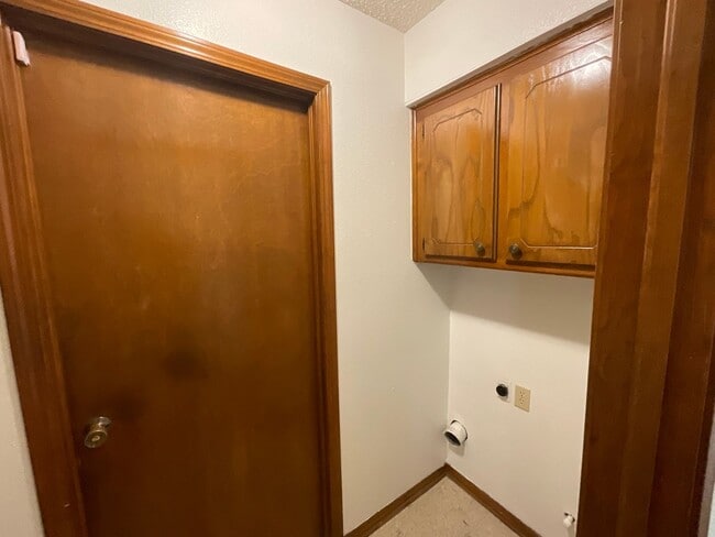 Building Photo - 3 Bed. 2 Bath, 2 Car Garage