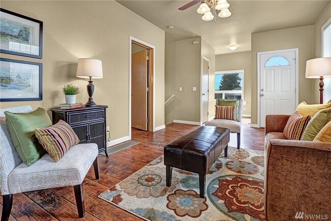 Building Photo - 3 Bed House Available Now! 1 block from Green Lake!