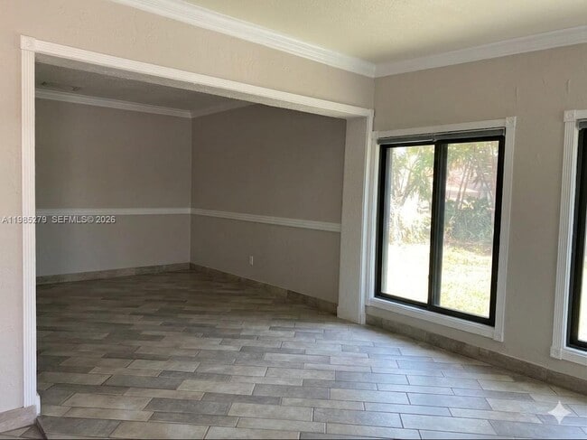 Building Photo - 633 NE 2nd St