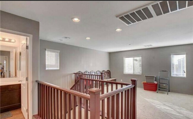 Building Photo - 4 Bed 3 Bath
