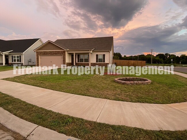 Building Photo - Large Corner Lot 3 Bedroom 2 Bath house in...