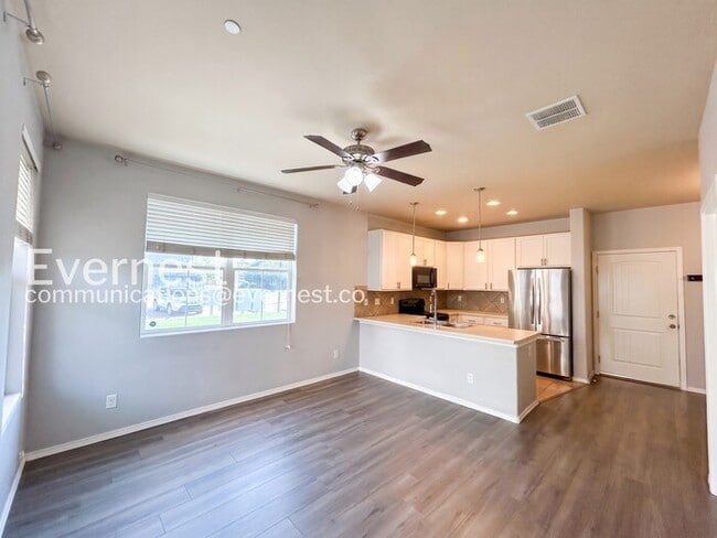 Building Photo - 3 Bed/2.5 Bath Townhome with Modern Amenities / Available Now!