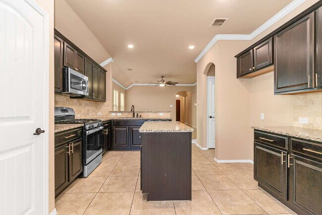 Building Photo - Golf Course Vibes at Home! Stylish 4BR Beauty with Private Putting Green in Fort Worth – Section ...