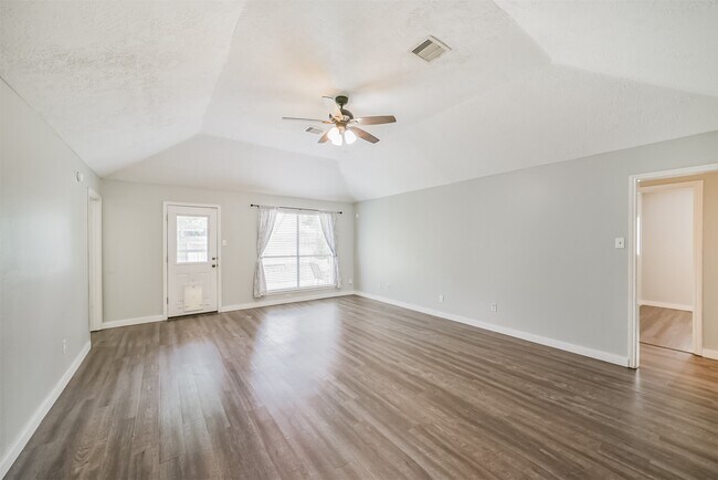 Building Photo - 1021 N Sunset Dr