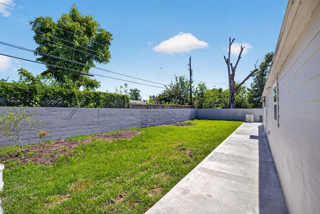 Building Photo - 7950 Longridge Dr