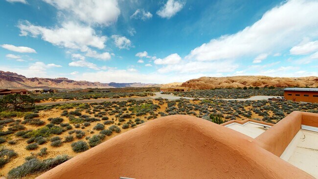 Building Photo - Custom Adobe style home in exclusive Navajo Ridge