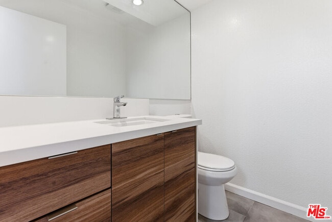 Building Photo - 1083 1/2 W Kensington Rd