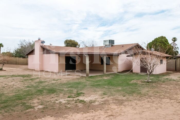 Building Photo - 547 N Santa Barbara