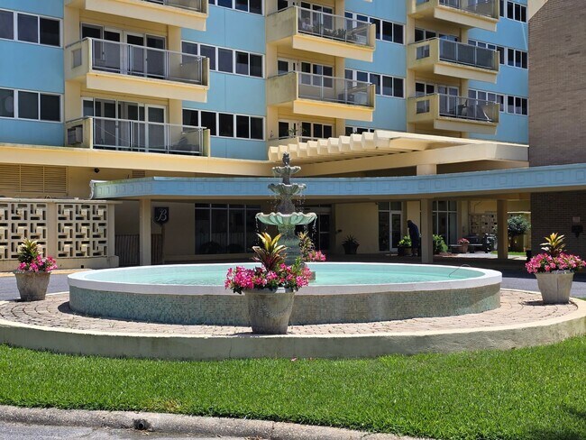 Building Photo - 1BR/1BA waterfront condo with golf course ...